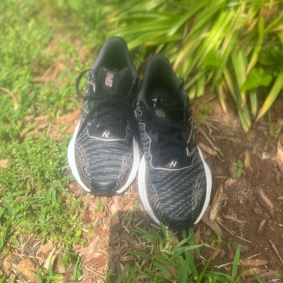 New Balance Black and White Woman’s Running Shoes. 7.5 - Picture 6 of 12